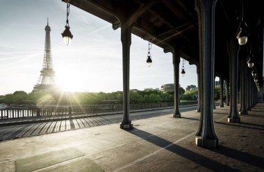 Eyfel Kulesi Bir-Hakeim metal Köprüsü sabah, Paris,
