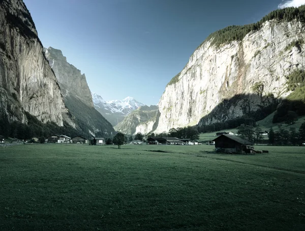 Lauterbrunnen en Zwitserse Alpen op de achtergrond, Berner Oberland — Stockfoto