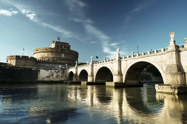 세인트 엔젤 성 및 다리 및 Tiber 강, 로마, 이탈리아 — 스톡 사진