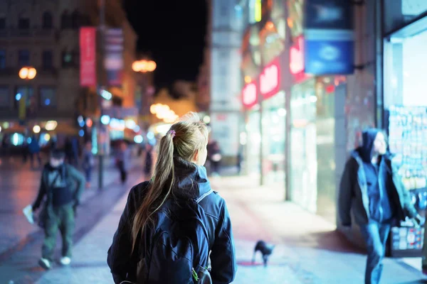 Visão traseira da menina andando na rua da cidade à noite, Praga — Fotografia de Stock