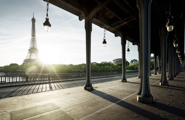 Eiffeltornet från Bir-Hakeim metall bridge på morgonen, Paris, — Stockfoto