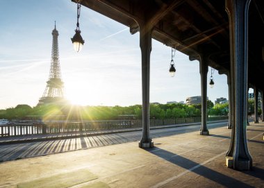 Eyfel Kulesi Bir-Hakeim metal Köprüsü sabah, Paris,