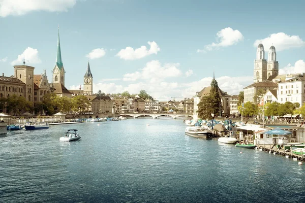 Zurich centro de la ciudad con Fraumunster famoso, Grossmunster y St . — Foto de Stock