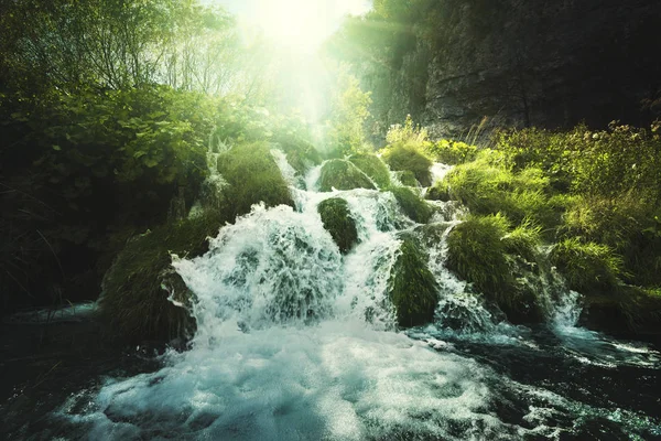 Vattenfall i skog, Plitvicesjöarna, Kroatien — Stockfoto