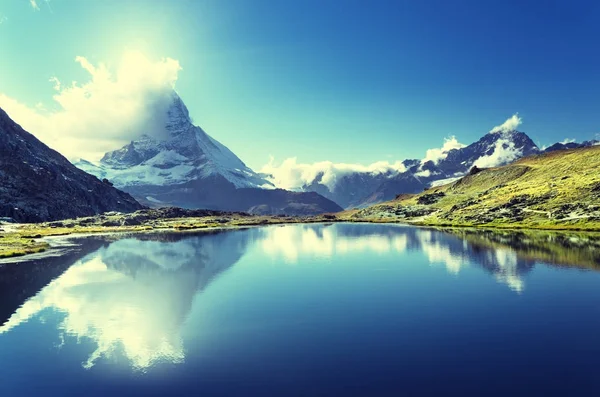 Reflection of Matterhorn in lake, Церматт, Швейцария — стоковое фото