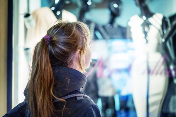 gece şehir sokak vitrinde arayan kız