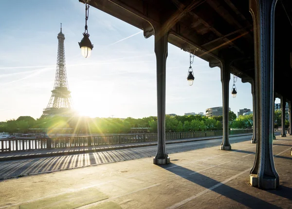 A Bir Hakeim fém híd a reggel, a párizsi Eiffel-torony, — Stock Fotó