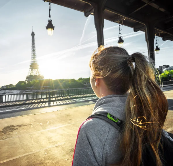 Žena turistické před Eiffelova věž v Paříži — Stock fotografie