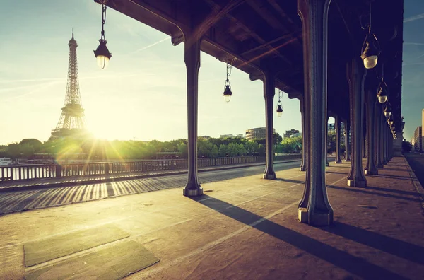 Eiffelova věž z kovový most Bir-Hakeim ráno, Paříž, — Stock fotografie