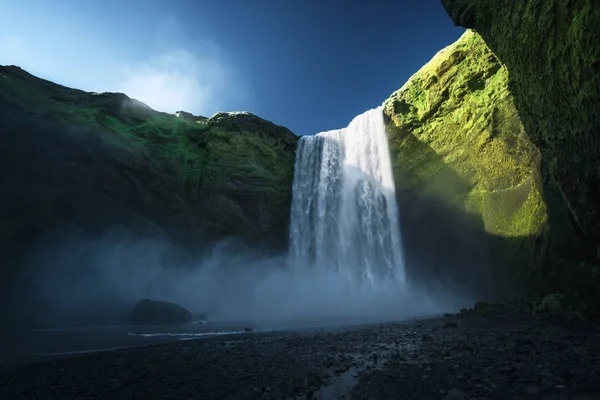 Skogarfoss καταρράκτη και ηλιόλουστη μέρα του καλοκαιριού, Ισλανδία — Φωτογραφία Αρχείου