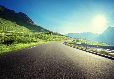 Norveç 'teki Lofoten adalarında yaz yolu.