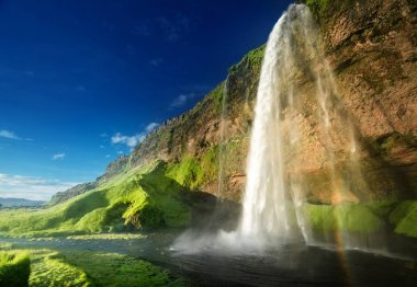 Yaz mevsiminde Seljalandfoss Şelalesi, İzlanda