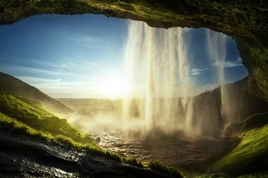 Yaz mevsiminde Seljalandfoss Şelalesi, İzlanda