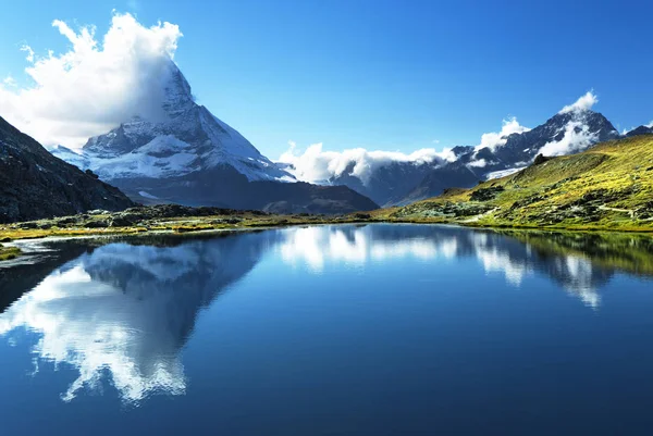 Odraz Matterhorn v jezeře, Zermatt, Švýcarsko — Stock fotografie