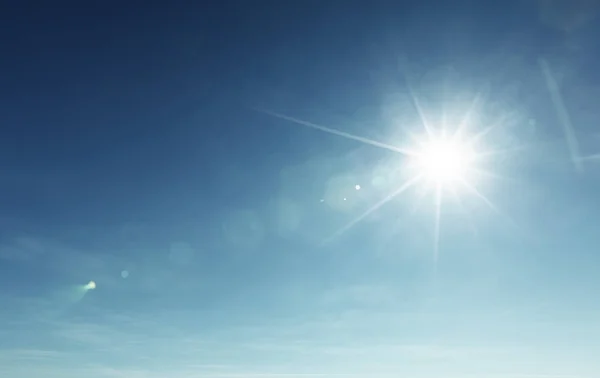 Cielo azul y sol — Foto de Stock