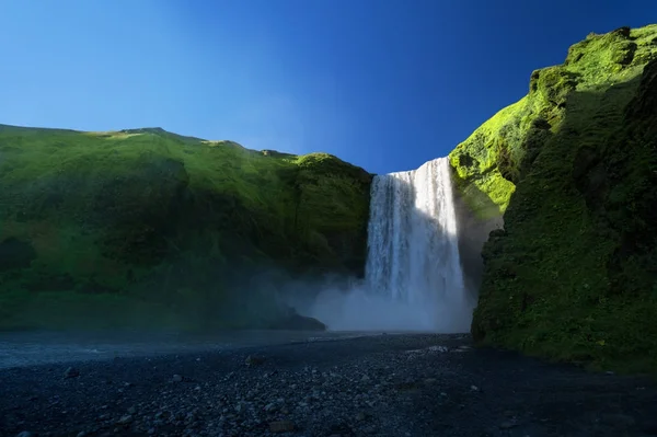 Cachoeira Skogarfoss e verão dia ensolarado, Islândia — Fotografia de Stock