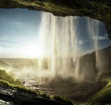 Yaz mevsiminde Seljalandfoss Şelalesi, İzlanda