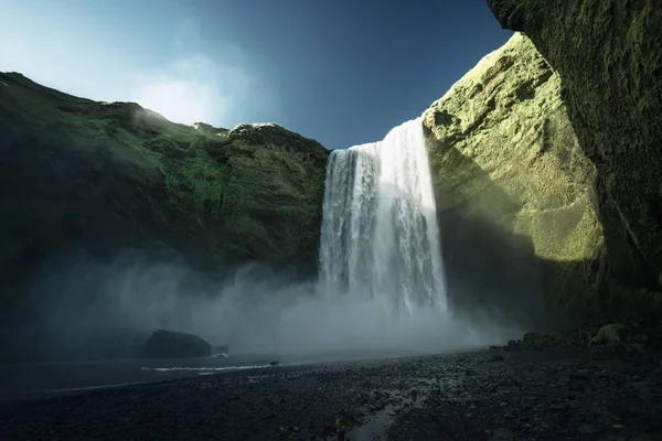 Wodospad Skogarfoss i letni słoneczny dzień, Islandia — Zdjęcie stockowe
