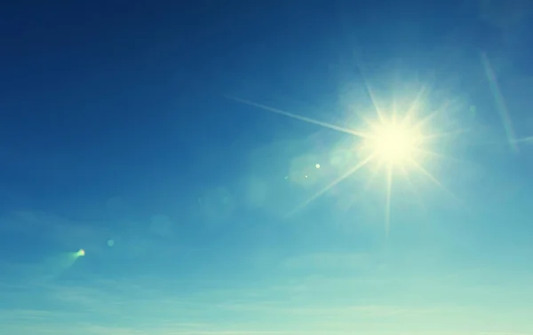 Blauwe lucht en zon — Stockfoto