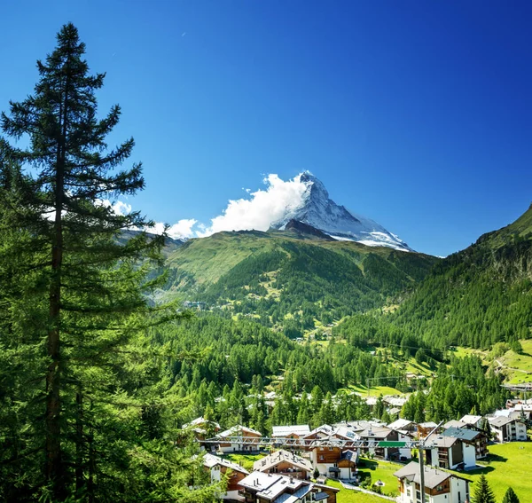 Pueblo de Zermatt con pico de Matterhorn en los Alpes suizos —  Fotos de Stock