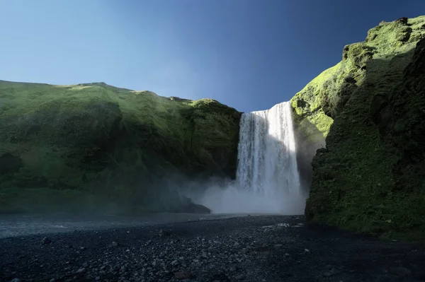 Skogarfoss vattenfall och sommar solig dag, Island — Stockfoto