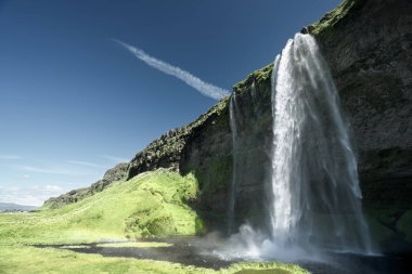 Yaz mevsiminde Seljalandfoss Şelalesi, İzlanda