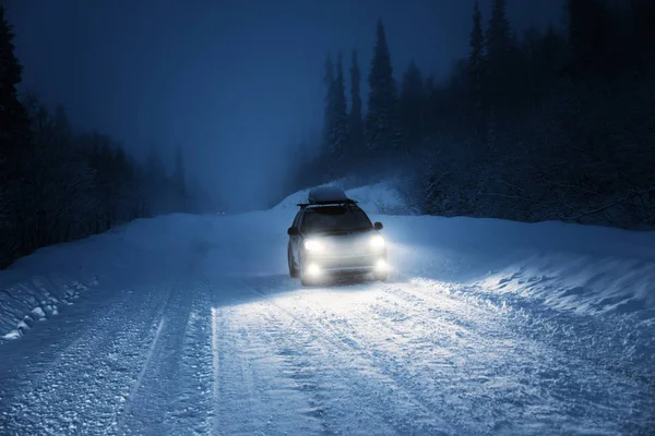 Luci auto nella foresta invernale — Foto Stock