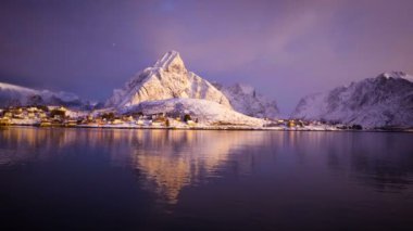 Martılar gündoğumu zaman, Mart, Reine Köyü, Lofoten Adaları, Norveç