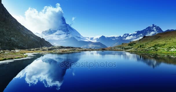 Reflexão de Matterhorn no lago Riffelsee, Zermatt, Suíça — Vídeo de Stock