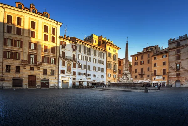 Tér és a szökőkút közelében Pantheon, Róma, Olaszország — Stock Fotó