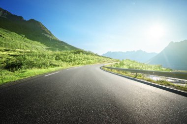 Norveç 'teki Lofoten adalarında yaz yolu.