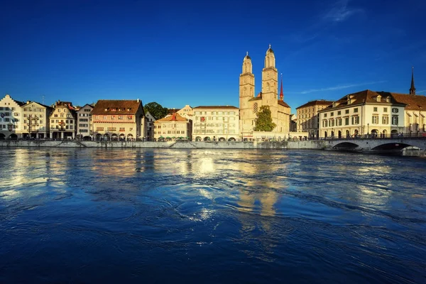 Zurych centrum miasta ze słynnym Grossmunster i rzeki Limmat, Sw — Zdjęcie stockowe