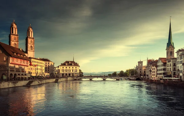 Zurich-centrum van de stad met de beroemde Fraumunster, Grossmunster en St. — Stockfoto