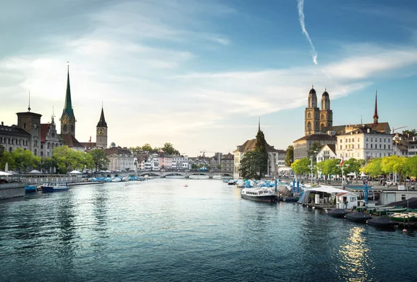 Zurich centro de la ciudad con Fraumunster famoso, Grossmunster y St . — Foto de Stock