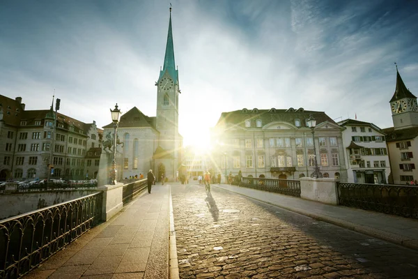 Centro da cidade de Zurique com a famosa Igreja Fraumunster, Switzerlan — Fotografia de Stock