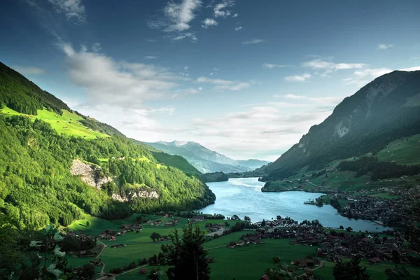 Αεροφωτογραφία στη λίμνη Lungernsee, Ελβετία, Ευρώπη — Φωτογραφία Αρχείου