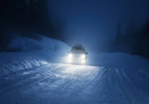 Araba ışıklar kış orman — Stok fotoğraf