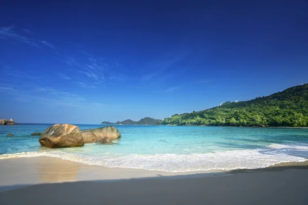 Coucher de soleil sur la plage Takamaka, île de Mahe, Seychelles — Photo