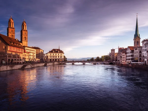 Zurique centro da cidade com famoso Fraumunster, Grossmunster e St . — Fotografia de Stock