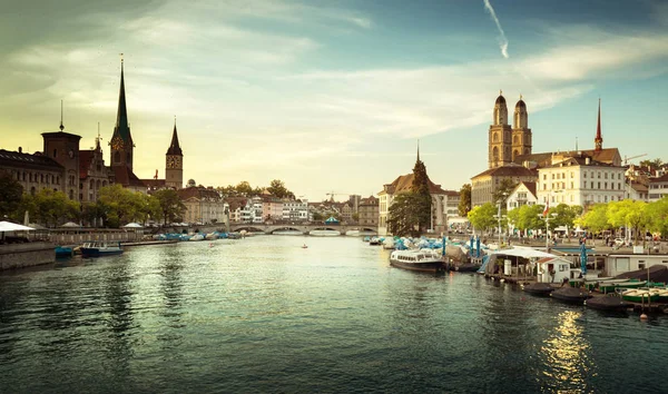 Zurich centro de la ciudad con Fraumunster famoso, Grossmunster y St . — Foto de Stock