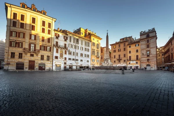 Tér és a szökőkút közelében Pantheon, Róma, Olaszország — Stock Fotó