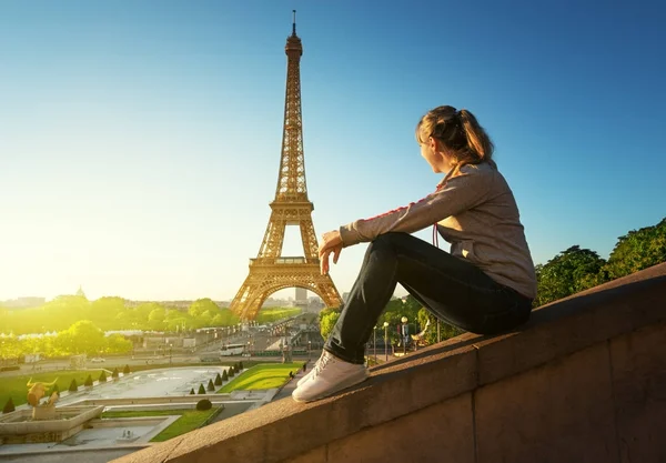 Dívka v době východu slunce, při pohledu na Eiffelova věž Paříž — Stock fotografie
