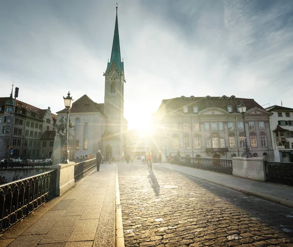 Centrum miasta Zurich z słynnego kościoła Fraumunster, Switzerlan — Zdjęcie stockowe