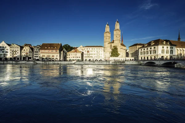 Zurique centro da cidade com famoso Grossmunster e rio Limmat, Sw — Fotografia de Stock