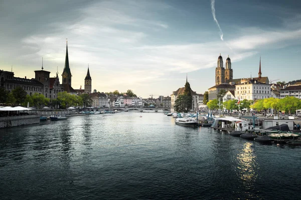 Zurich centro de la ciudad con Fraumunster famoso, Grossmunster y St . — Foto de Stock