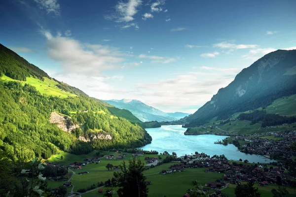 Αεροφωτογραφία στη λίμνη Lungernsee, Ελβετία, Ευρώπη — Φωτογραφία Αρχείου