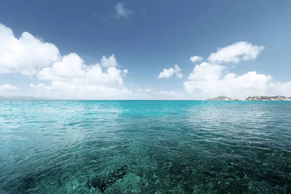 完璧な空と熱帯の海 — ストック写真