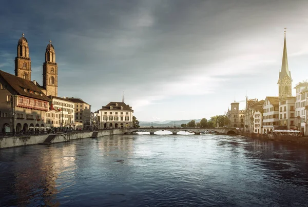 Zurich centro de la ciudad con Fraumunster famoso, Grossmunster y St . — Foto de Stock