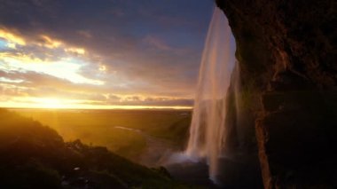 Gün batımında Seljalandsfoss Şelalesi, İzlanda