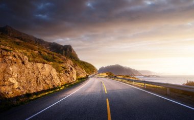 Gün doğumunda deniz kenarındaki yol, Lofoten Adası, Norveç